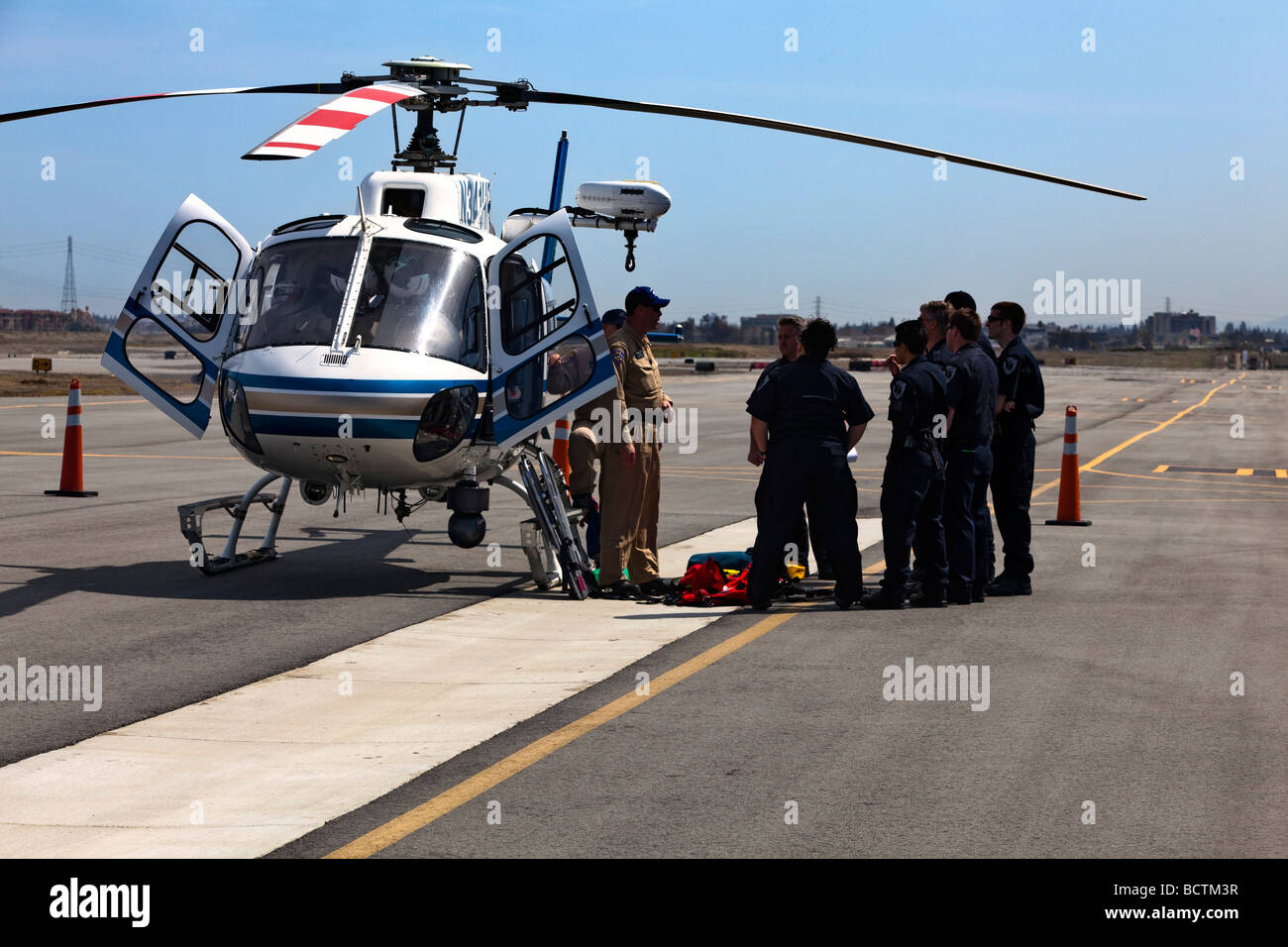 CAL FIRE Emergency Responder @ hélicoptère formation opérations spéciales avec California Highway Patrol, AMR et San Mateo EMT Banque D'Images