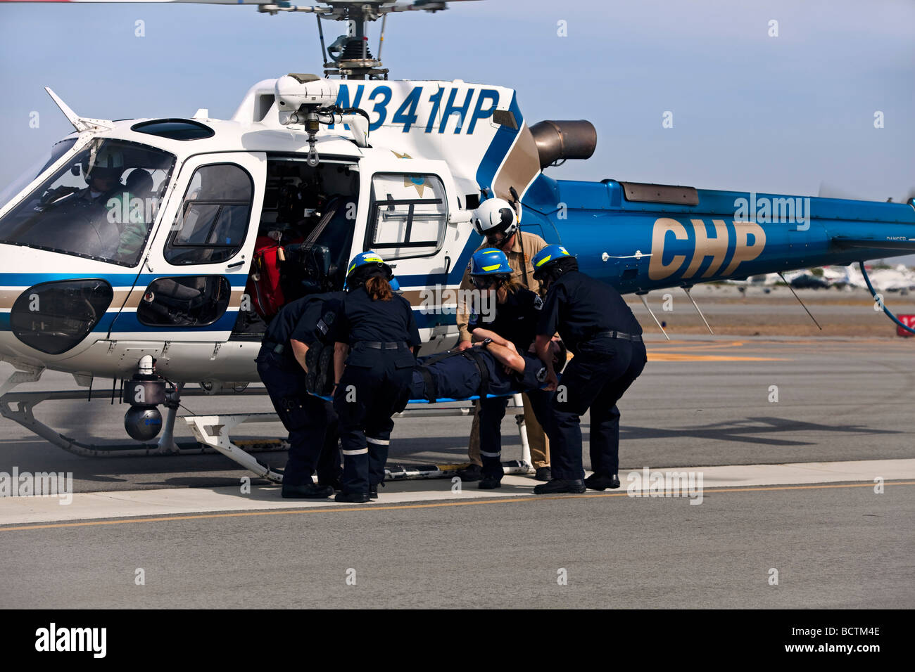 CAL FIRE Emergency Responder @ hélicoptère formation opérations spéciales avec California Highway Patrol, AMR et San Mateo EMT Banque D'Images