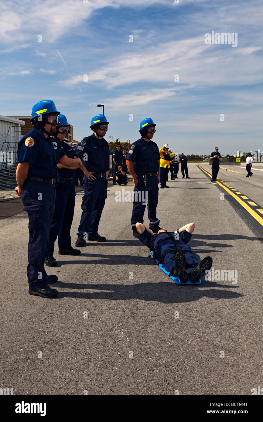 CAL FIRE Emergency Responder @ hélicoptère formation opérations spéciales avec California Highway Patrol, AMR et San Mateo EMT Banque D'Images