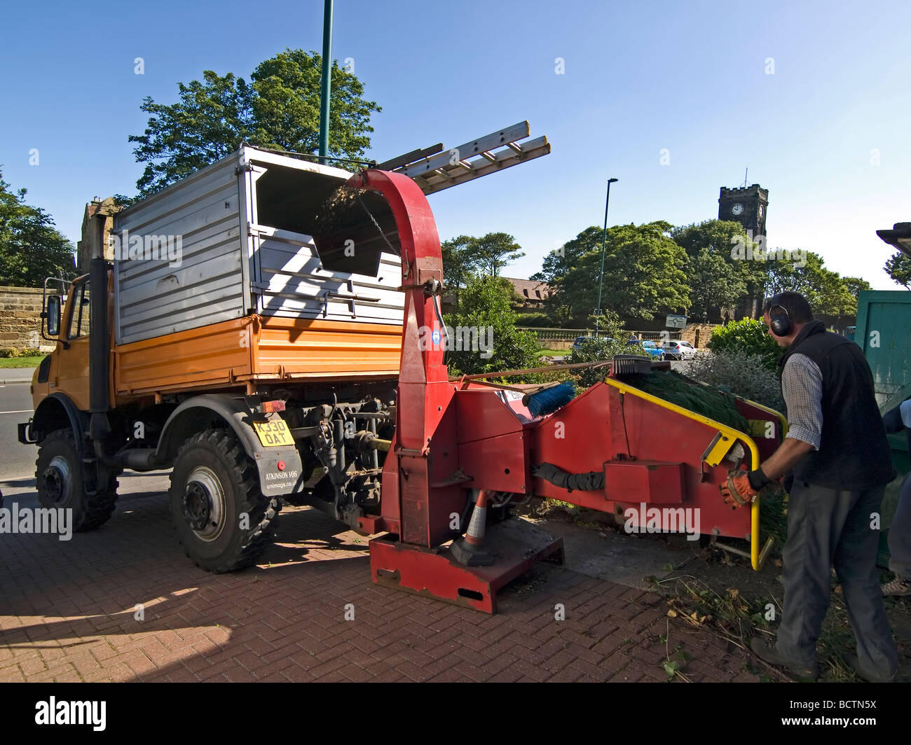 Déchiquetage d'arbres d'exploitation de l'entrepreneur une machine à moteur Unimog Banque D'Images