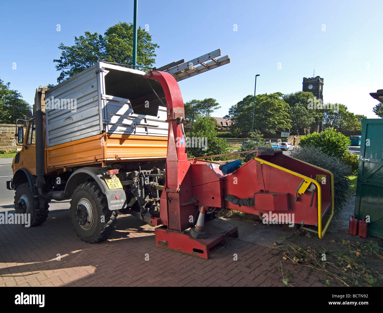 Arbre branche équipement de déchiquetage propulsé par l'arbre d'entraînement de camion Unimog créé prêt à l'emploi Banque D'Images