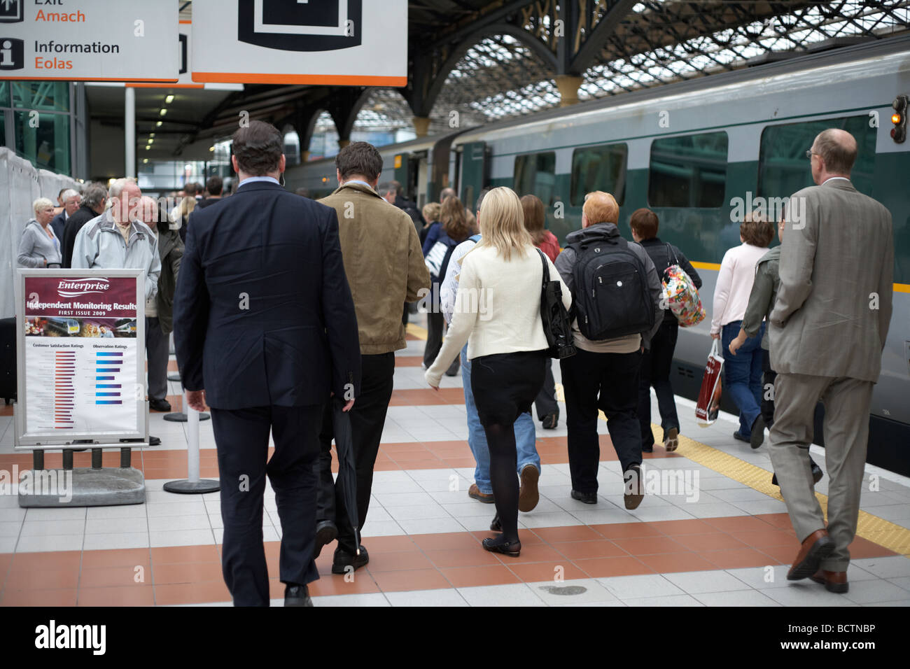 Les banlieusards arrivent sur le service d'entreprise de l'Irlande du Nord à la gare Connolly dans Dublin République d'Irlande Banque D'Images