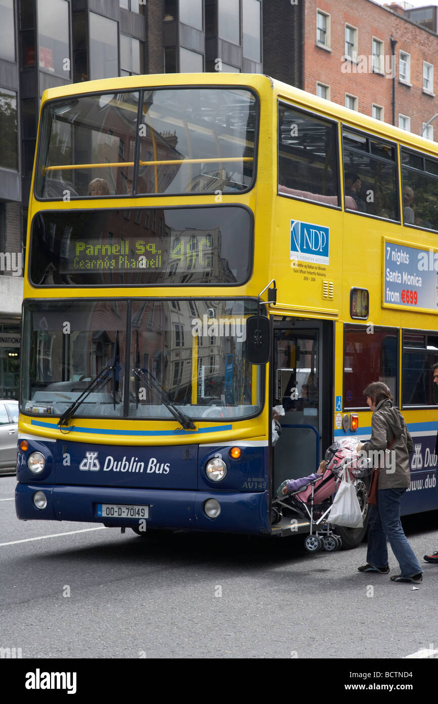 Femme avec la pram à bord d'un bus de Dublin Dublin République d'Irlande Banque D'Images