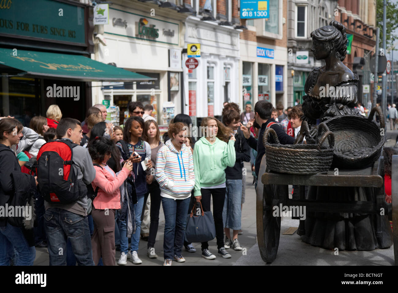 Groupe de touristes pour une visite à pied de Dublin à la statue de Molly Malone dans le centre-ville de Dublin République d'Irlande Banque D'Images