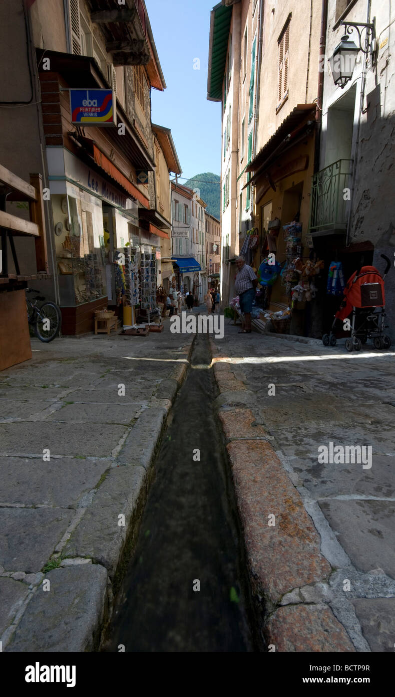 Un ruisseau traverse la rue principale de Saint Martin-Vesubie, dans le sud-est de la France, Alpes-Martimes. Banque D'Images