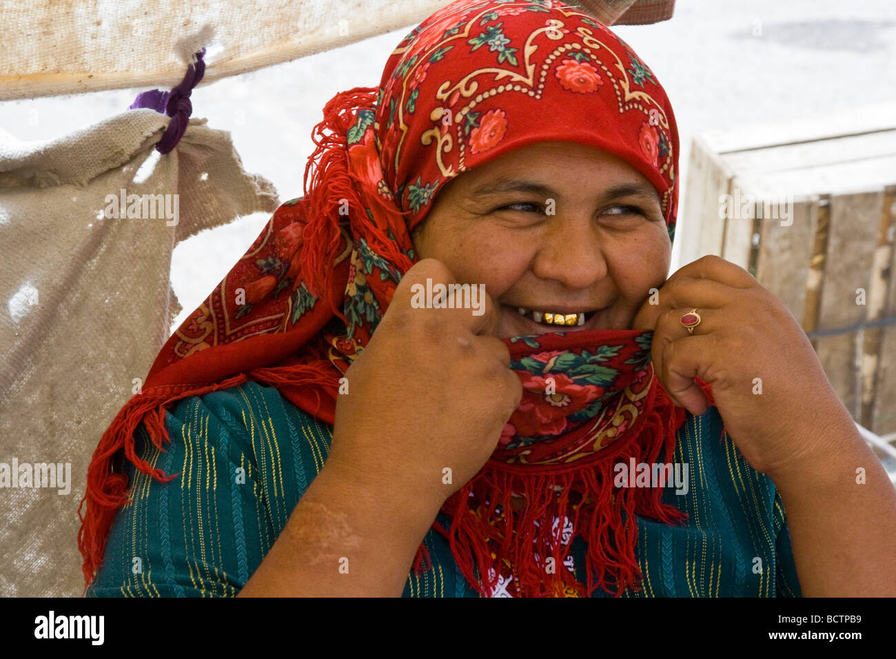 Femme turkmène avec dents en or dans la région de Mary au Turkménistan Banque D'Images