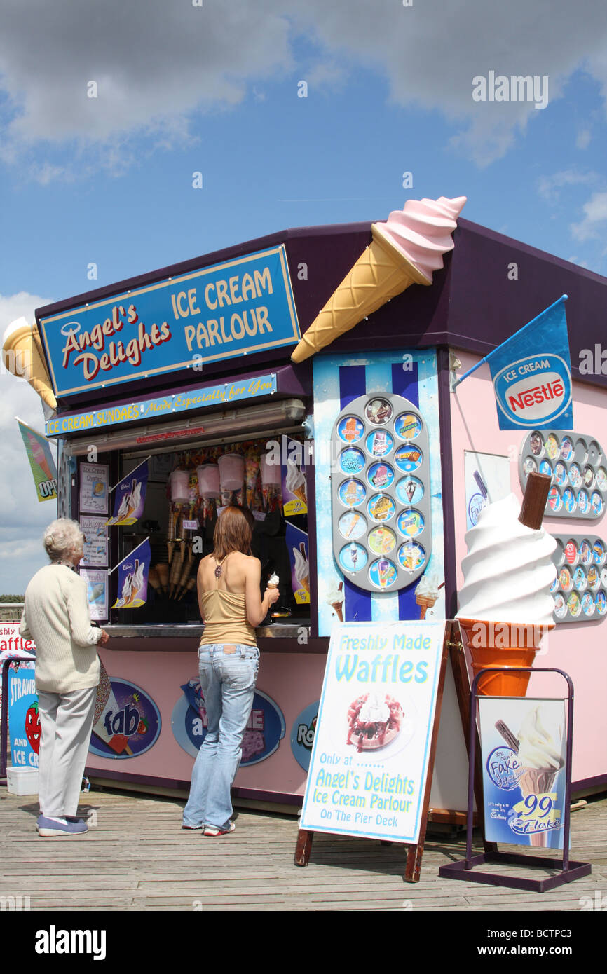 Une glace à une station de vacances au Royaume-Uni. Banque D'Images