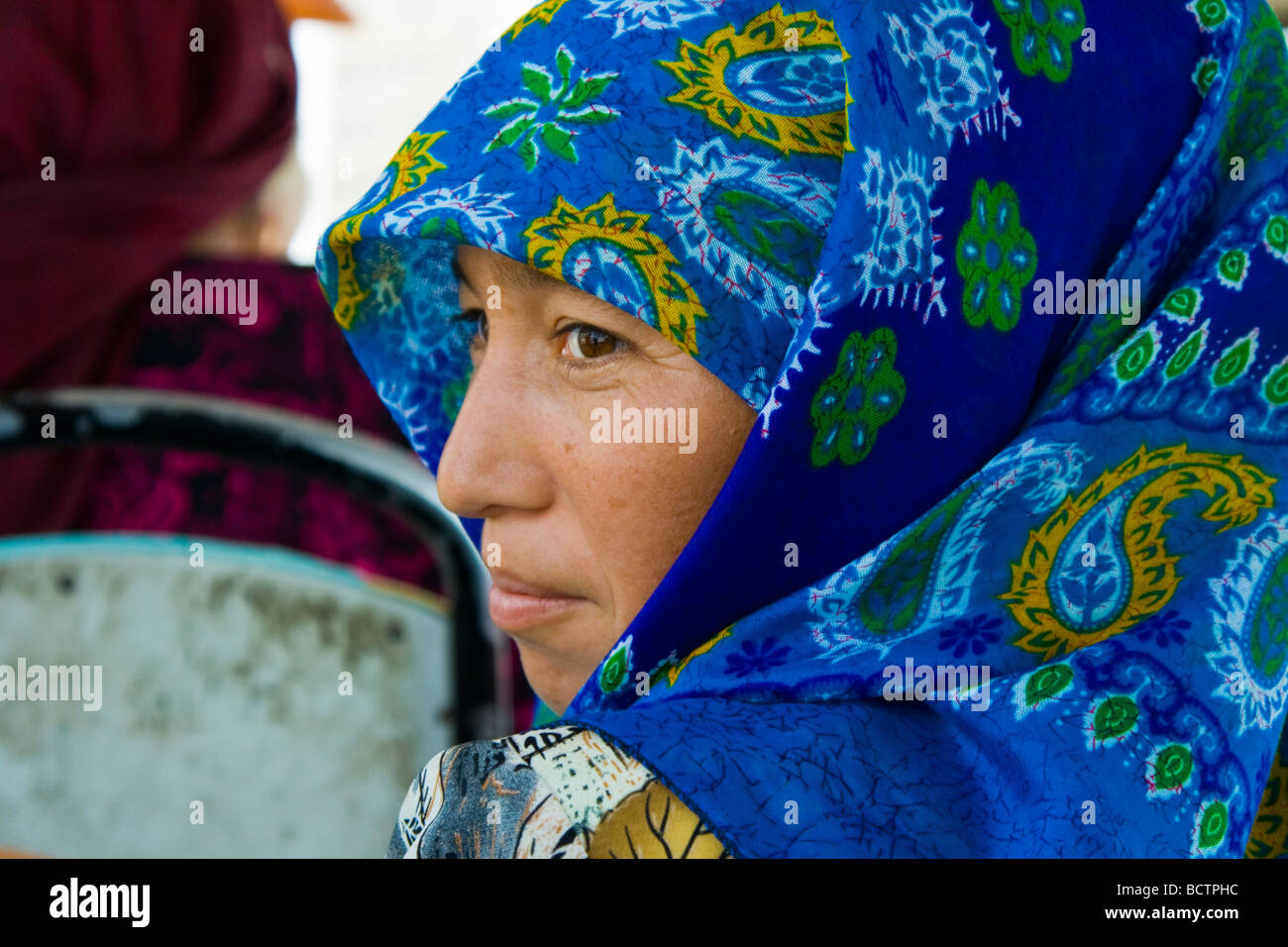 Femme musulmane dans un autobus à Mary au Turkménistan Banque D'Images