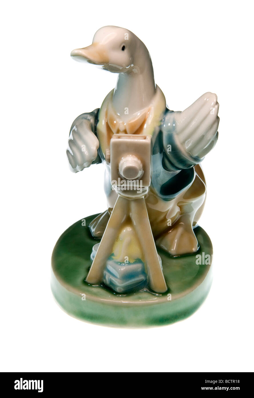 'Le temps d'une pose" une figurine oiseau de la Chine avec l'appareil photo sur trépied, attirer l'attention des gardes Banque D'Images