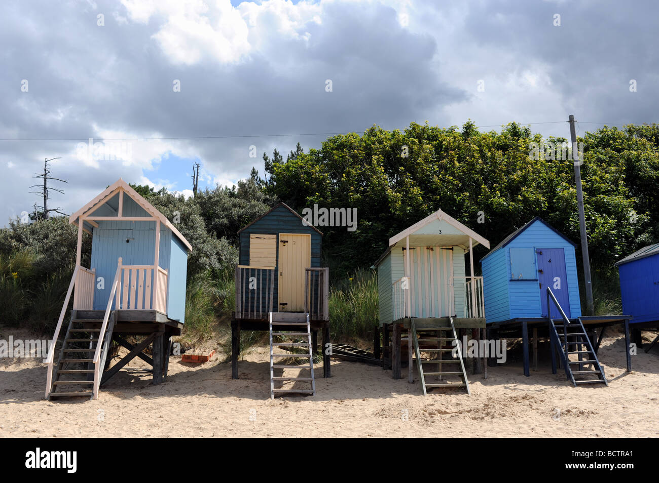 Les célèbres cabanes de plage de Wells next the Sea destination de vacances et village de pêcheurs sur la côte nord du comté de Norfolk Banque D'Images