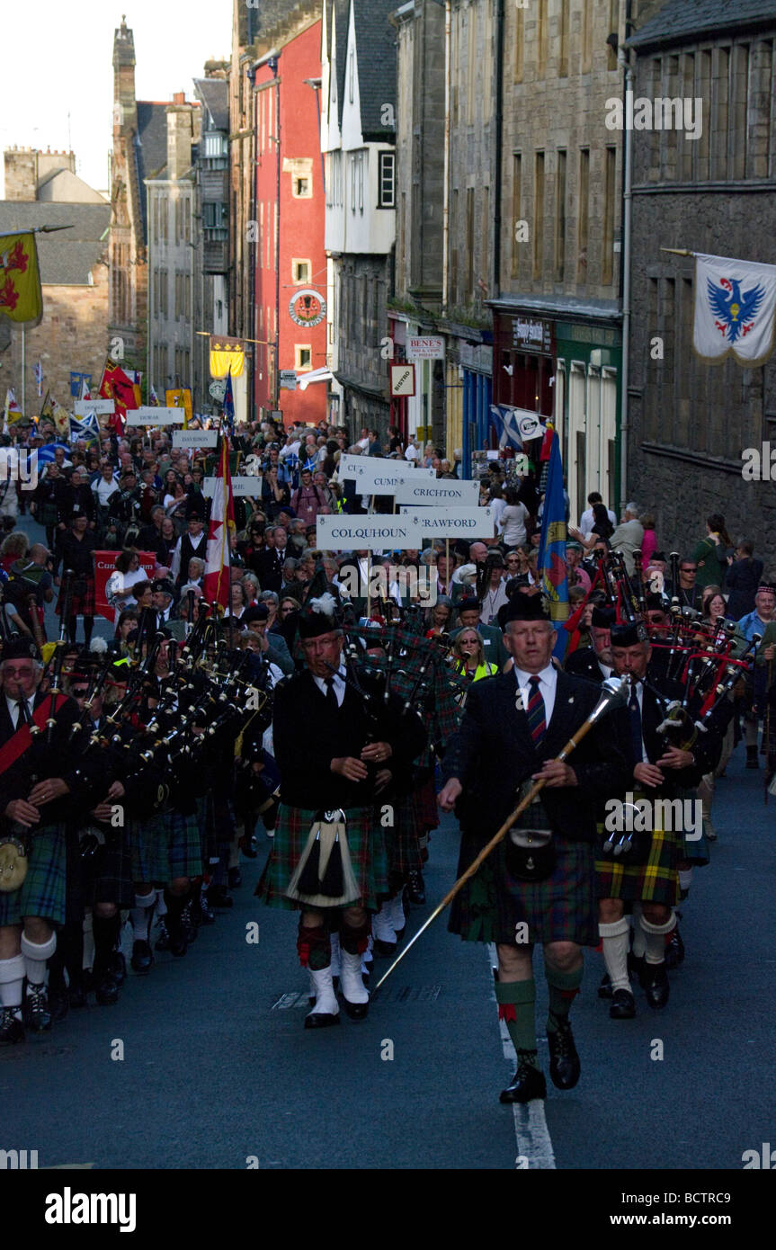 La Légion de l'Ontario rassemblent au pipe band laisse le Clan Défilé du Royal Mile, Édimbourg, Écosse Banque D'Images