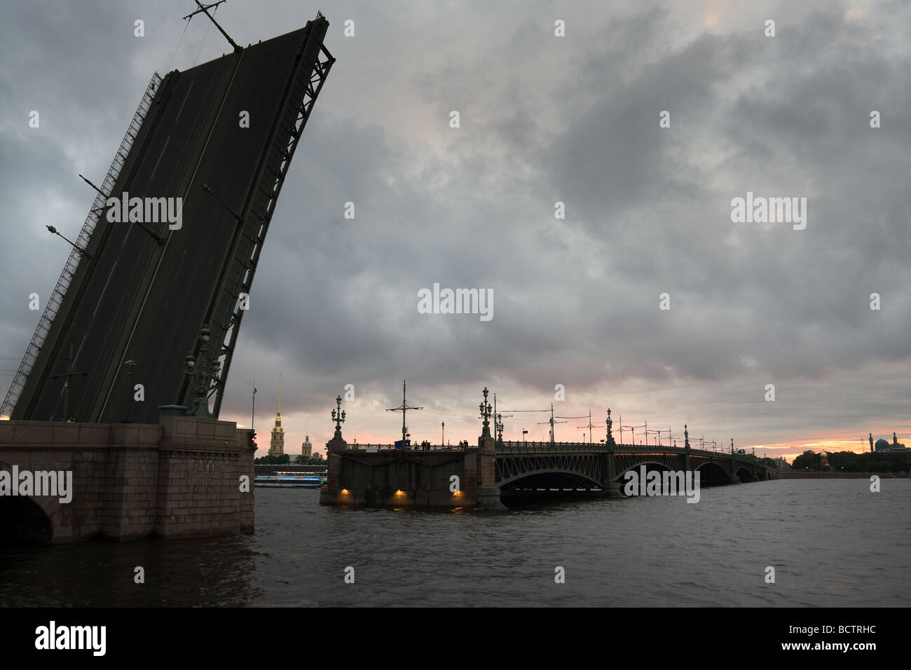 Pont Kamennoostrovsky nuits blanches à Saint-Pétersbourg, Russie Banque D'Images