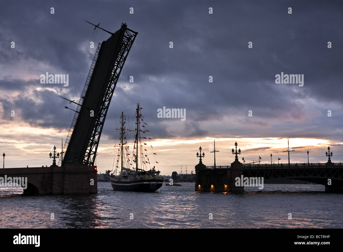 Sailship nuits blanches à St Petersbourg Russie Neva Banque D'Images