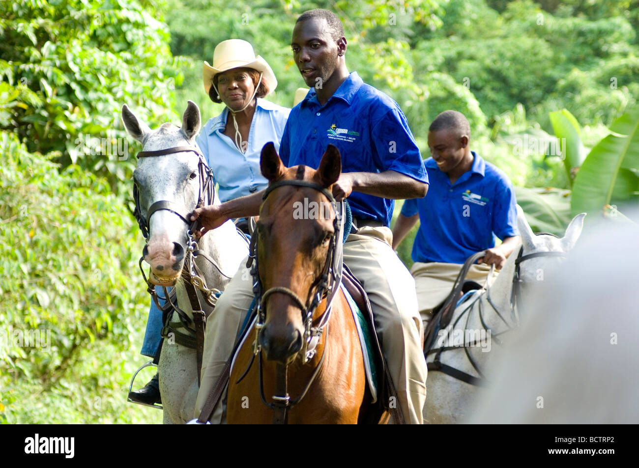 Mme Lorna Golding sur un cheval pendant le tournage de la Jamaïque Voyagez pour nous plat Banque D'Images