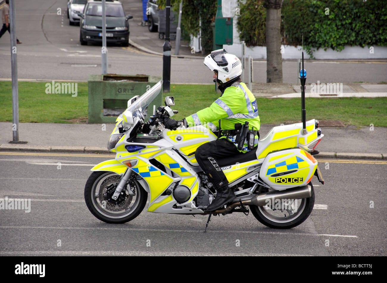 Le motocycliste Police Road, East Molesey, Surrey, Angleterre, Royaume-Uni Banque D'Images