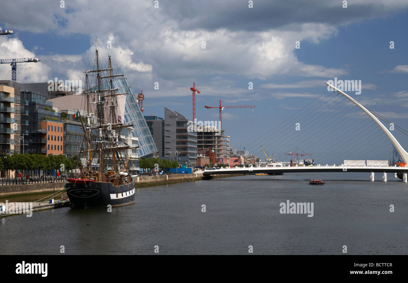 Docklands dublin Jeanie Johnston Tall Ship liffey et nouveau pont Samuel Beckett Dublin République d'Irlande Banque D'Images