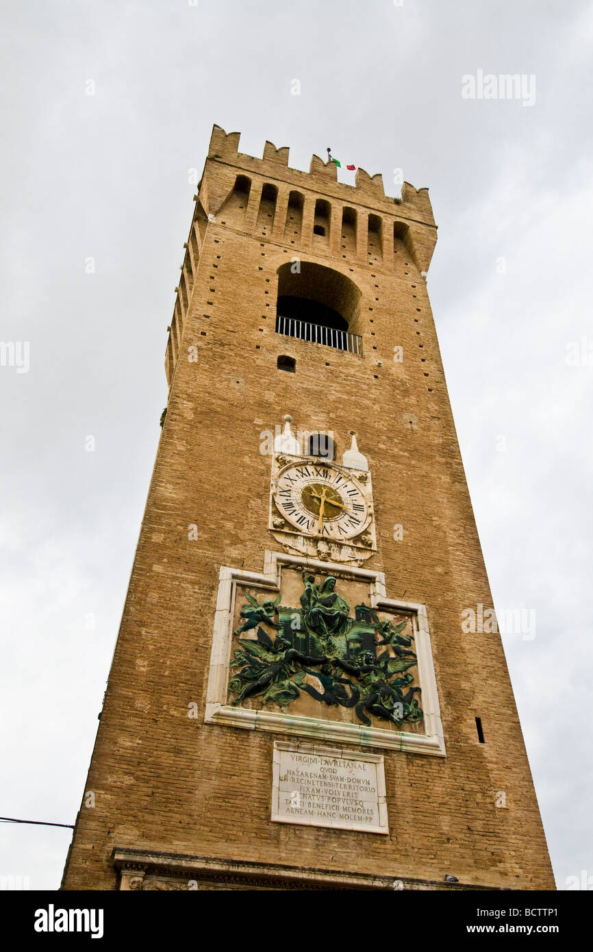 La Torre en Piazza Giacomo Leopardi Recanati Macerata Banque D'Images