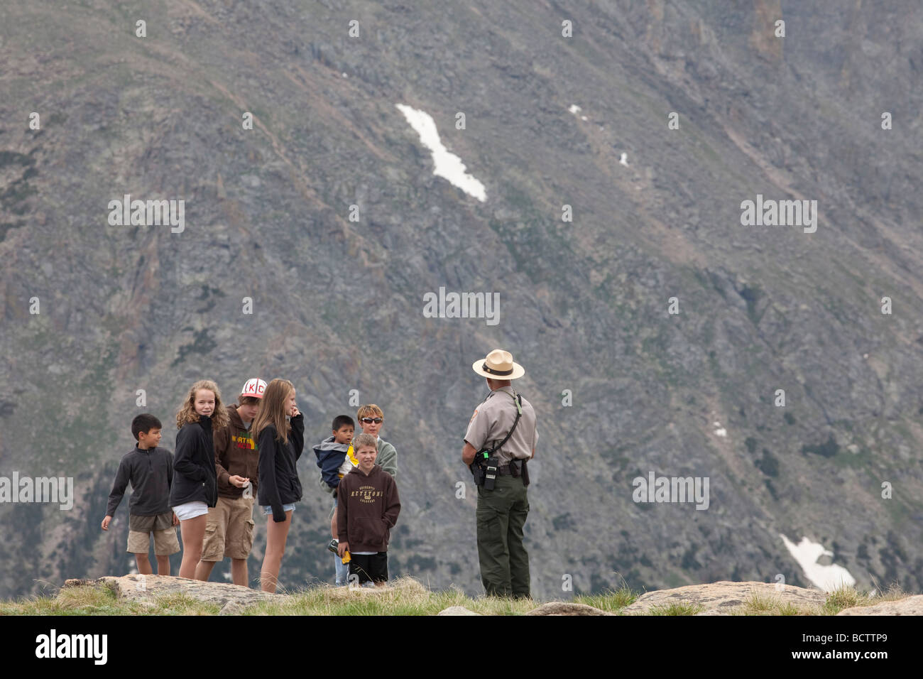 Rocky Mountain National Park Colorado un park ranger parle aux visiteurs sur la toundra alpine près de Trail Ridge Road Banque D'Images