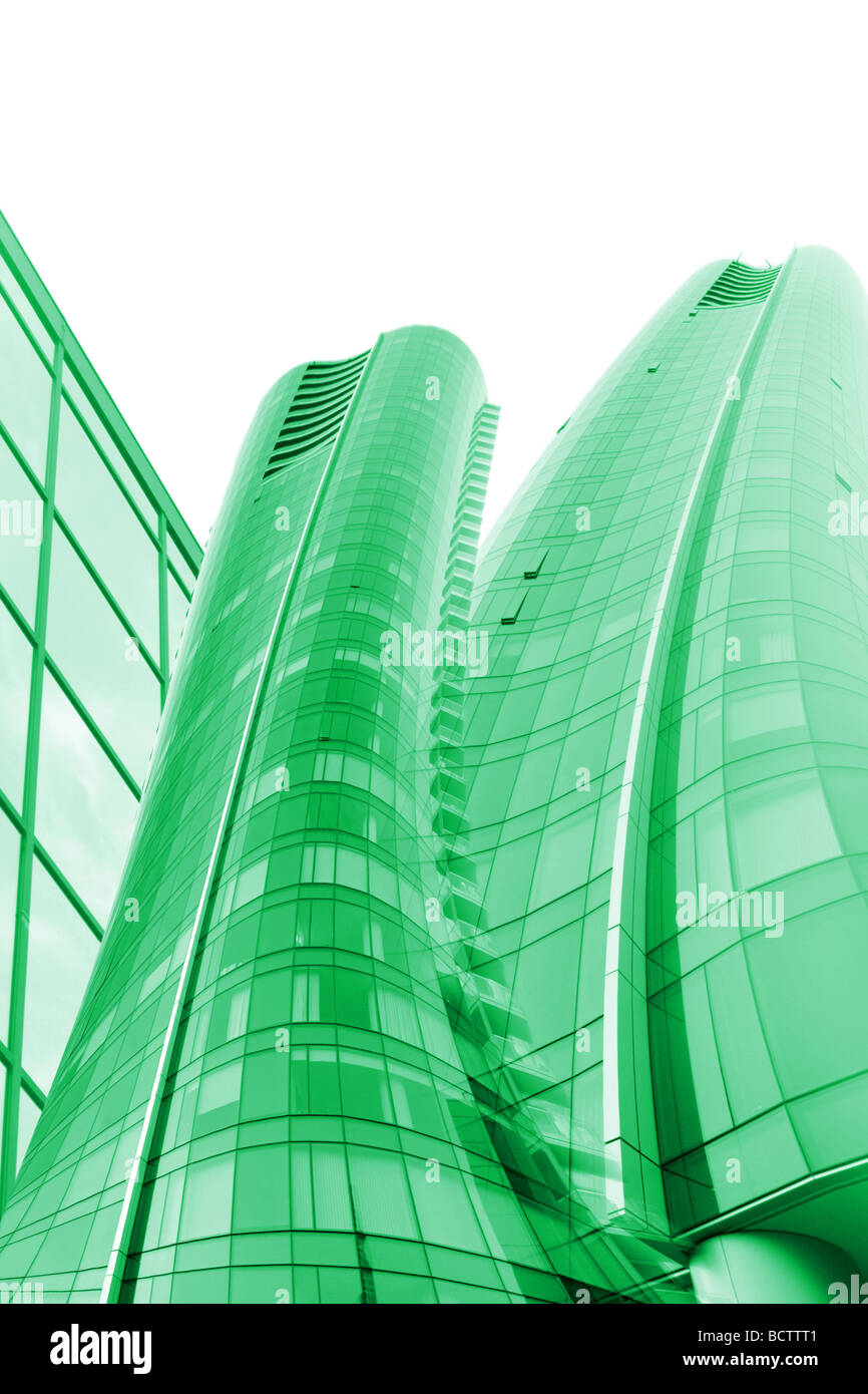 Grands bâtiments de bureaux écologiques avec des fenêtres en verre Banque D'Images