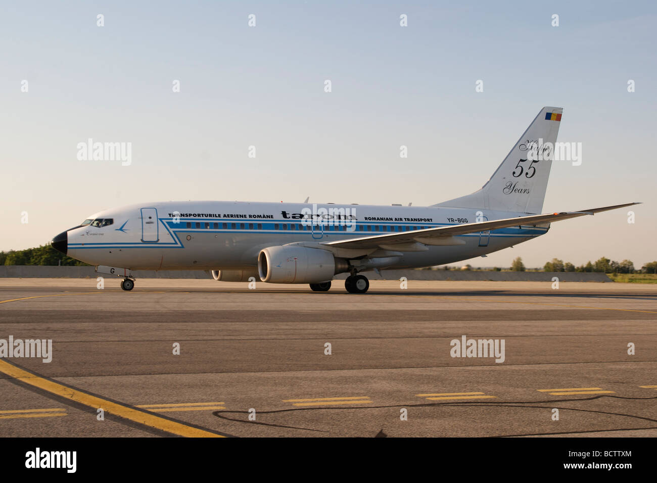 Boeing 737 Tarom dans 55e anniversaire marquage Banque D'Images