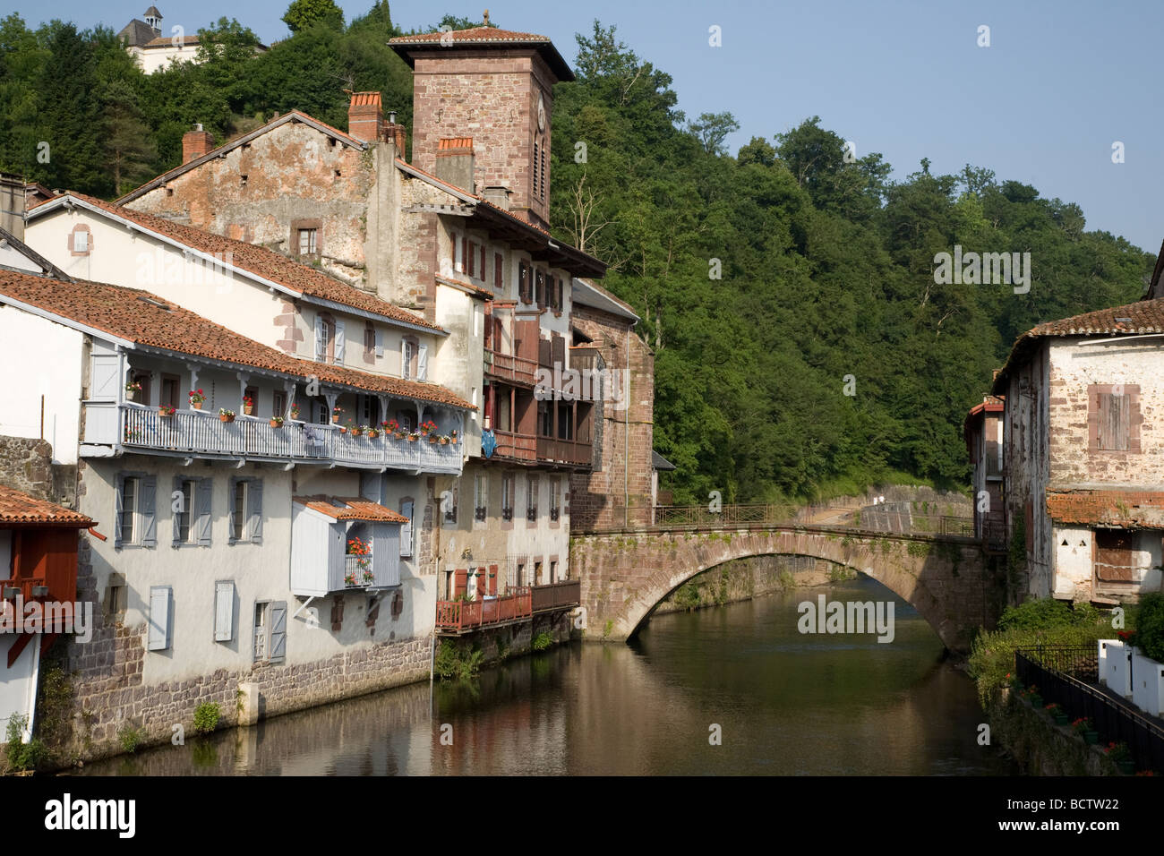 Riverside St Jean Pied de Port Pays Basque Pyrenees Atlantiques Aquitaine France Banque D'Images