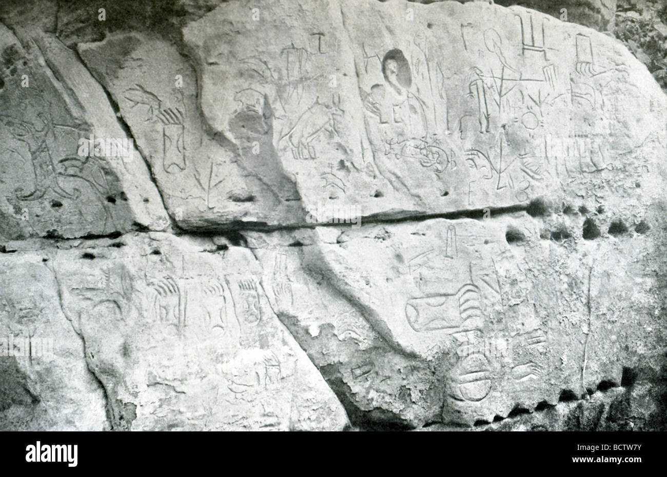 Cette photo, datant de 1914, montre un pétroglyphe au Nebraska .La roche ici est couvert de Native American Photo par écrit. Banque D'Images