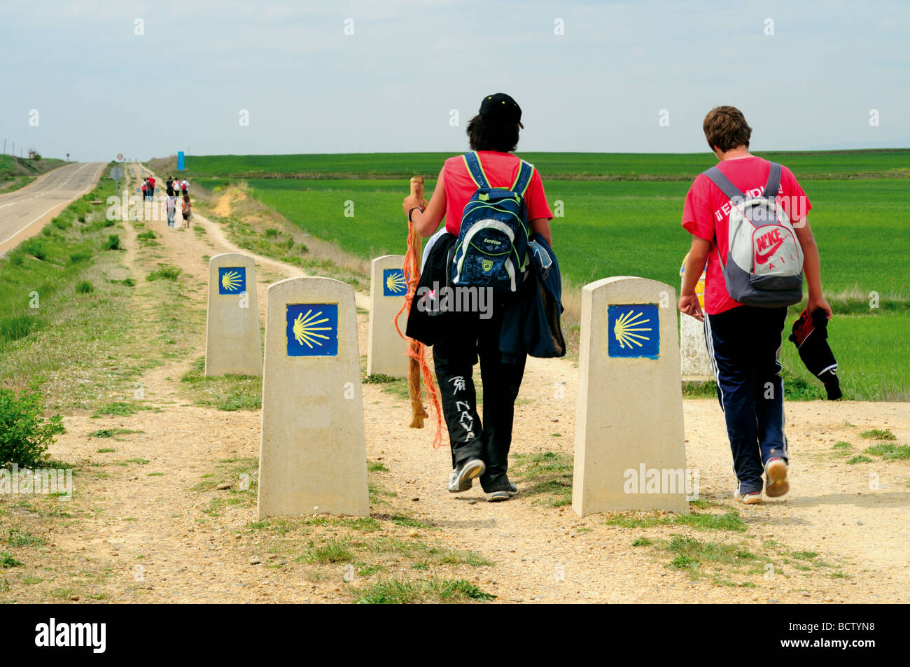 L'Espagne, Saint James Way : pèlerins sur le Camino Frances avant Carrion de los Condes Banque D'Images