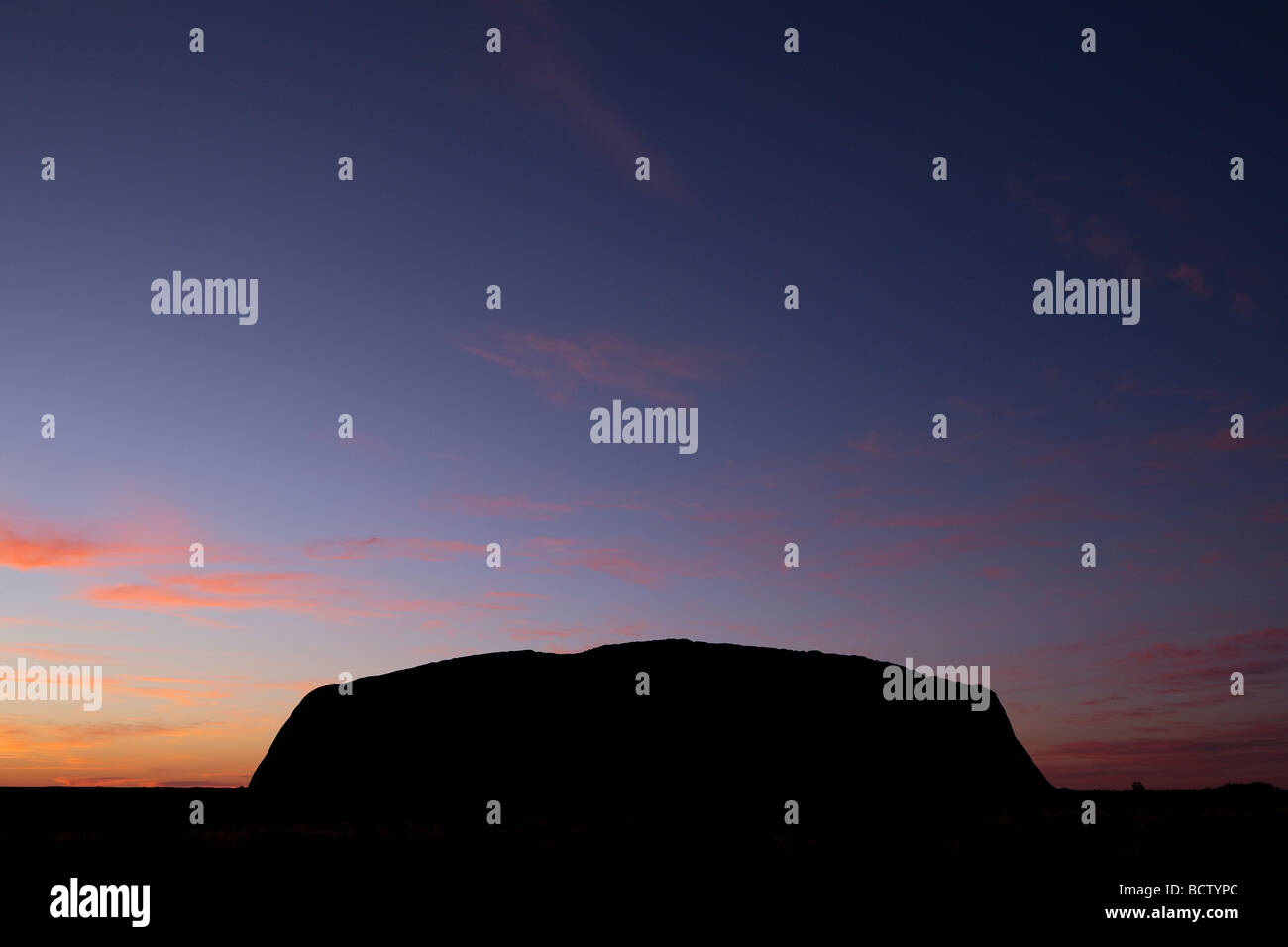 Silhouette d'Uluru au crépuscule, le Centre de l'Australie Banque D'Images
