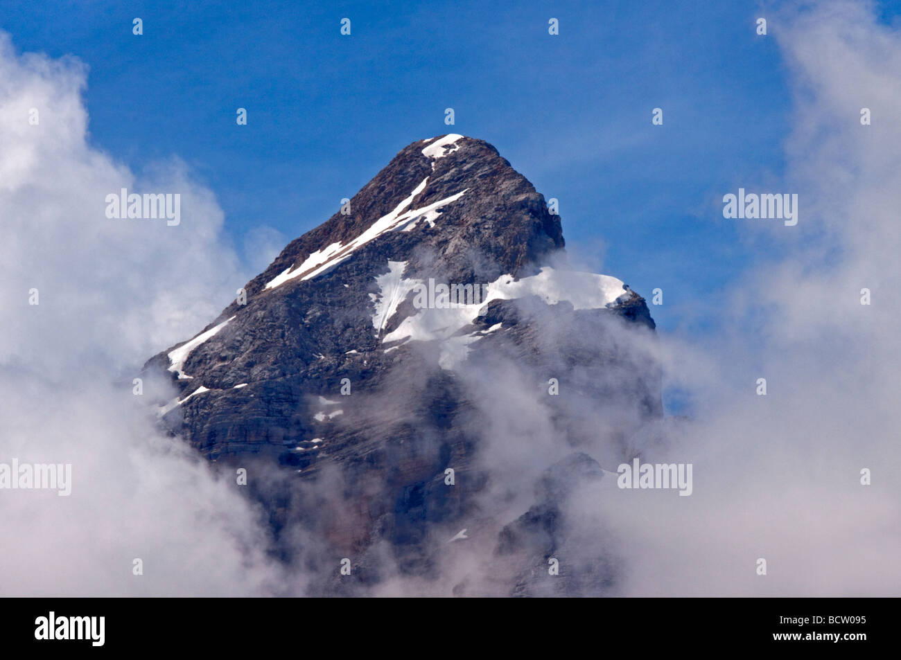 Sommet du Mont Civetta apparaissant à travers les nuages, Dolomites, Italie Banque D'Images