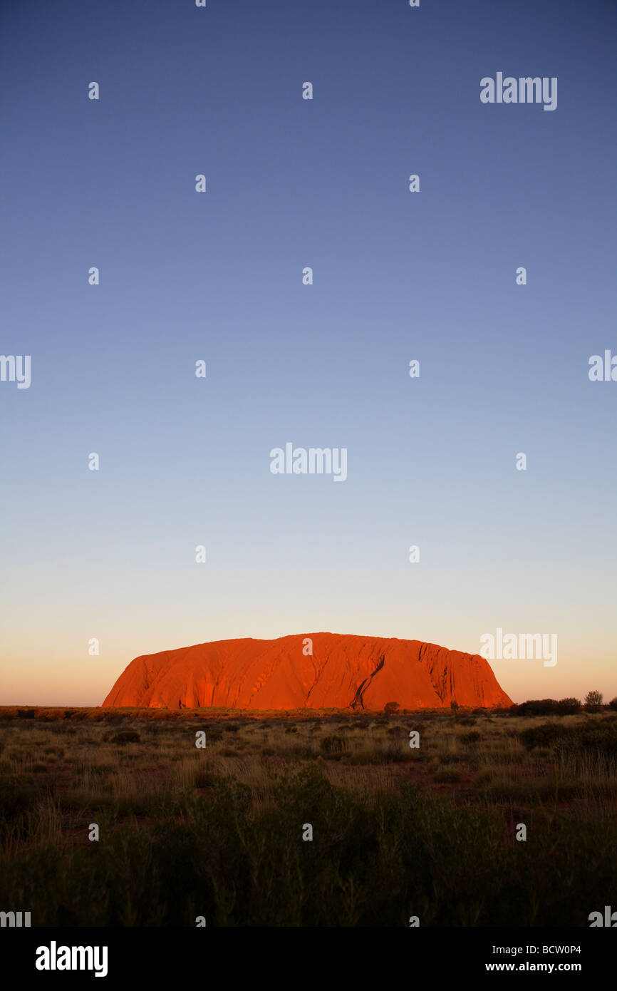 Coucher de soleil sur Uluru en Australie Centrale Banque D'Images