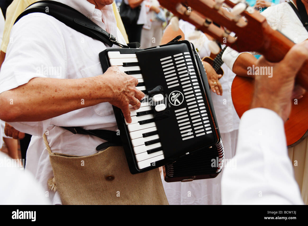 L'homme à l'accordéon avec groupe folklorique de fiesta en Espagne Banque D'Images
