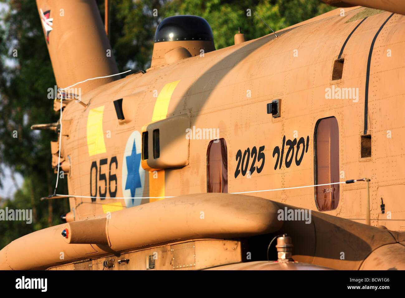 De l'air israélienne hélicoptère près d'un Sikorsky CH 53 sur le sol Banque D'Images