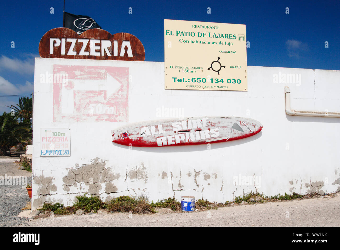 Réparation de planches de surf signe sur mur près de Coralejo sur Fuerteventura Banque D'Images