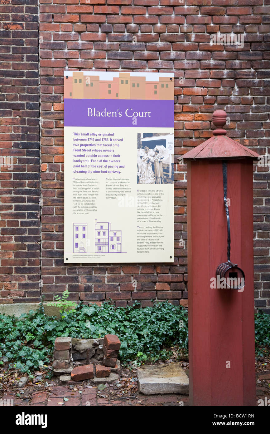Le conseil d'information sur un mur de la cour du palais, Bladen, Elfreth's Alley, Vieille Ville, Philadelphie, Pennsylvanie, USA Banque D'Images
