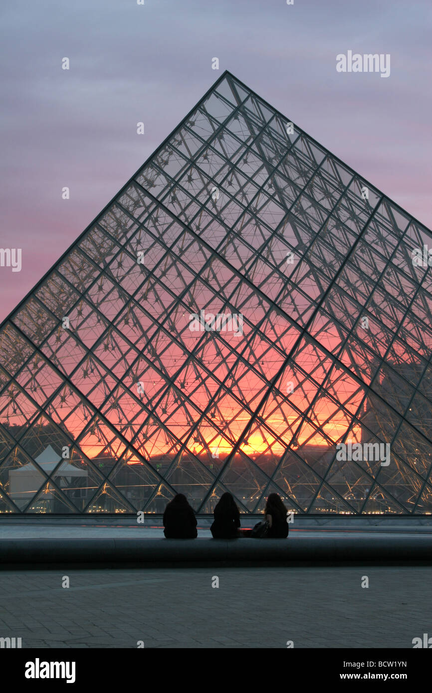 Pyramide du Louvre - Paris - coucher de soleil Banque D'Images