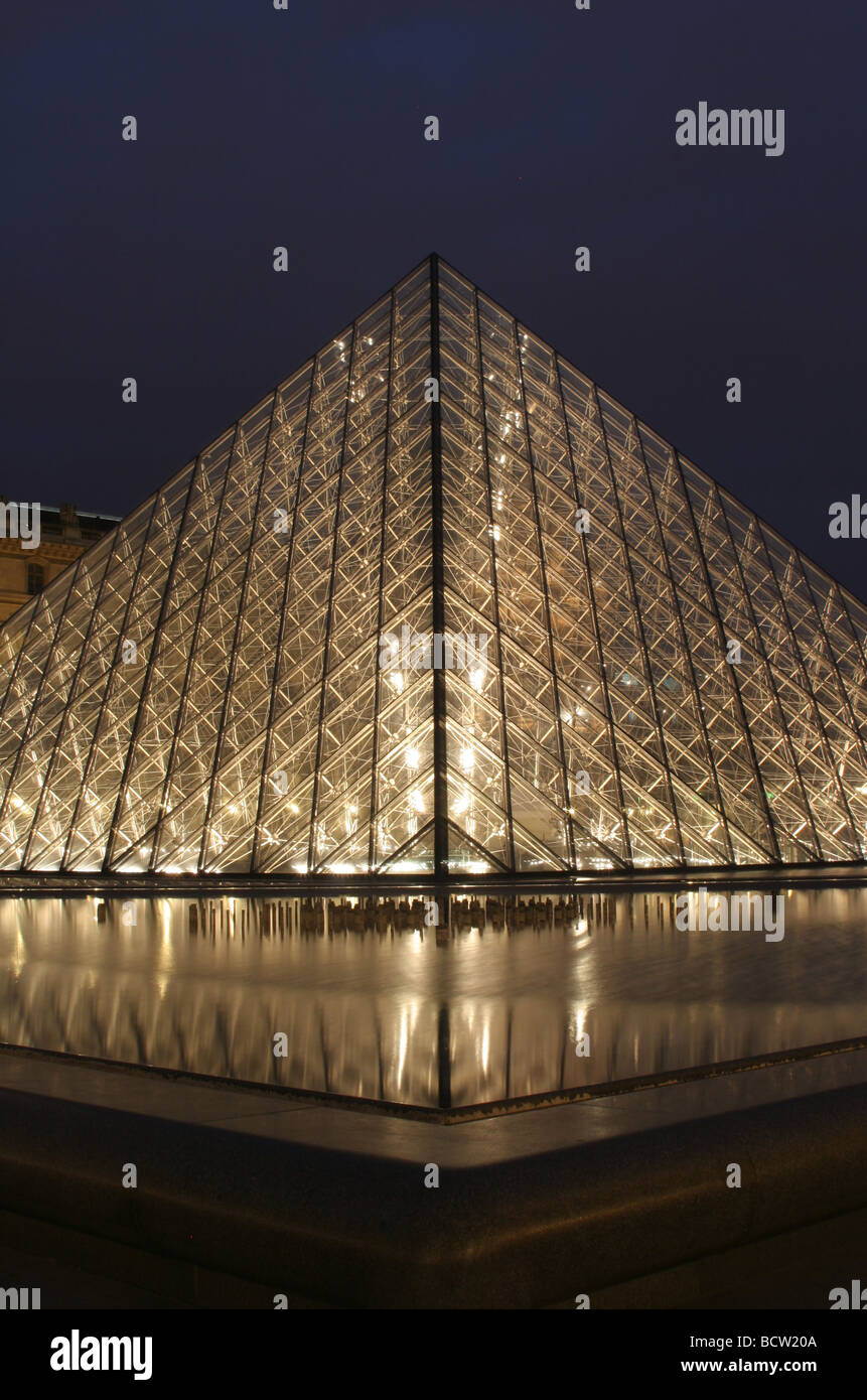 Paris - Louvre de nuit Banque D'Images