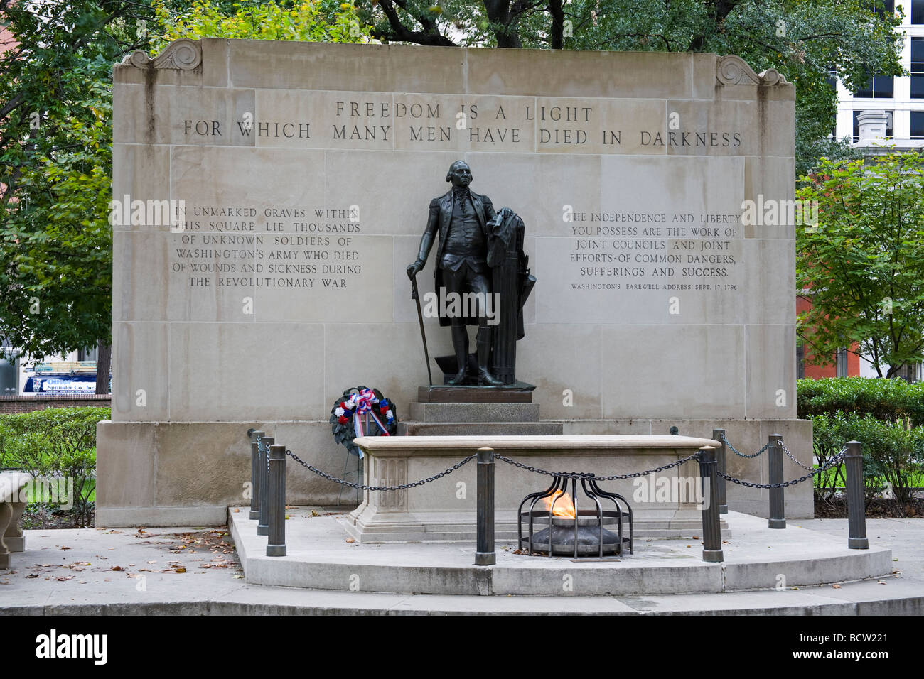 Statue de George Washington, tombe du Soldat inconnu, Washington Square, Philadelphie, Pennsylvanie, USA Banque D'Images