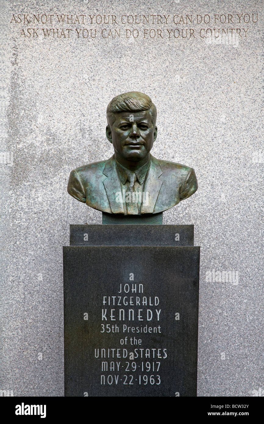 Buste par Evangelos Frudakis JFK à Kennedy Plaza, Boardwalk, Atlantic City, New Jersey, USA Banque D'Images