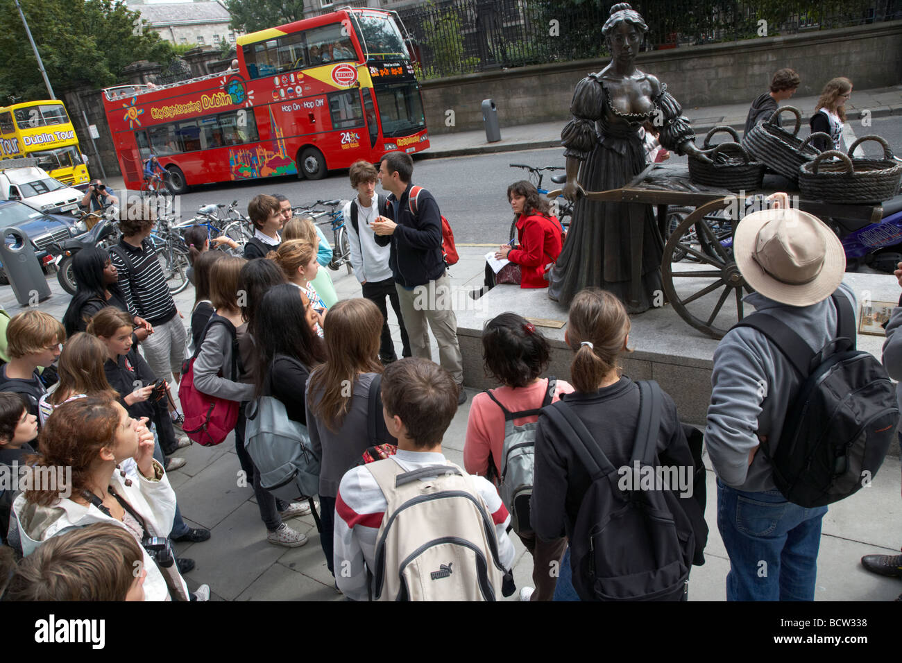 Groupe de touristes pour une visite à pied de Dublin à la statue de Molly Malone dans le centre-ville de Dublin République d'Irlande Banque D'Images