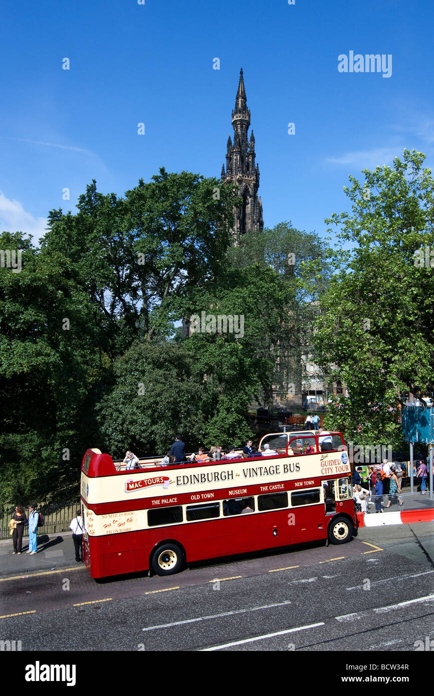 Vintage Routemaster tour bus en face du Scott Monument sur la rue Waverley à Édimbourg, Écosse, Royaume-Uni Banque D'Images
