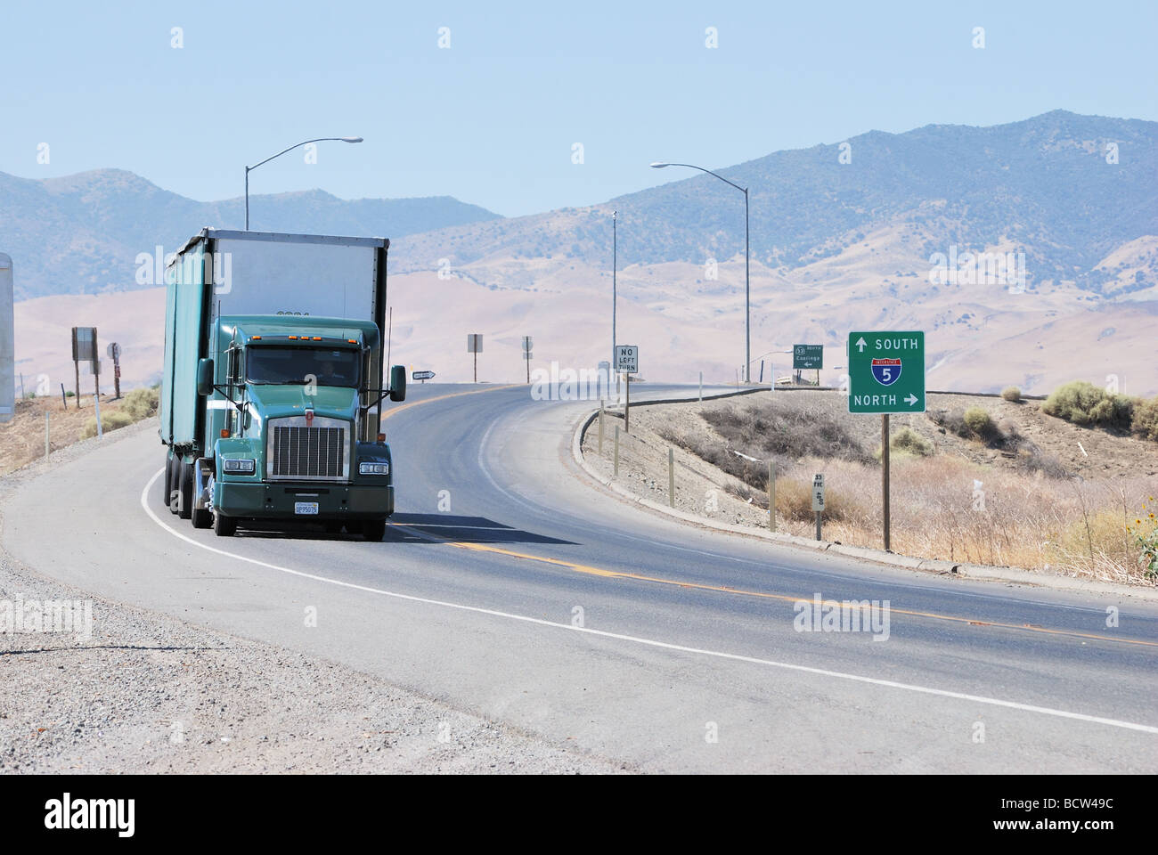 Un semi truck sur une route près de l'Interstate 5, comté de Fresno, Californie centrale USA Banque D'Images