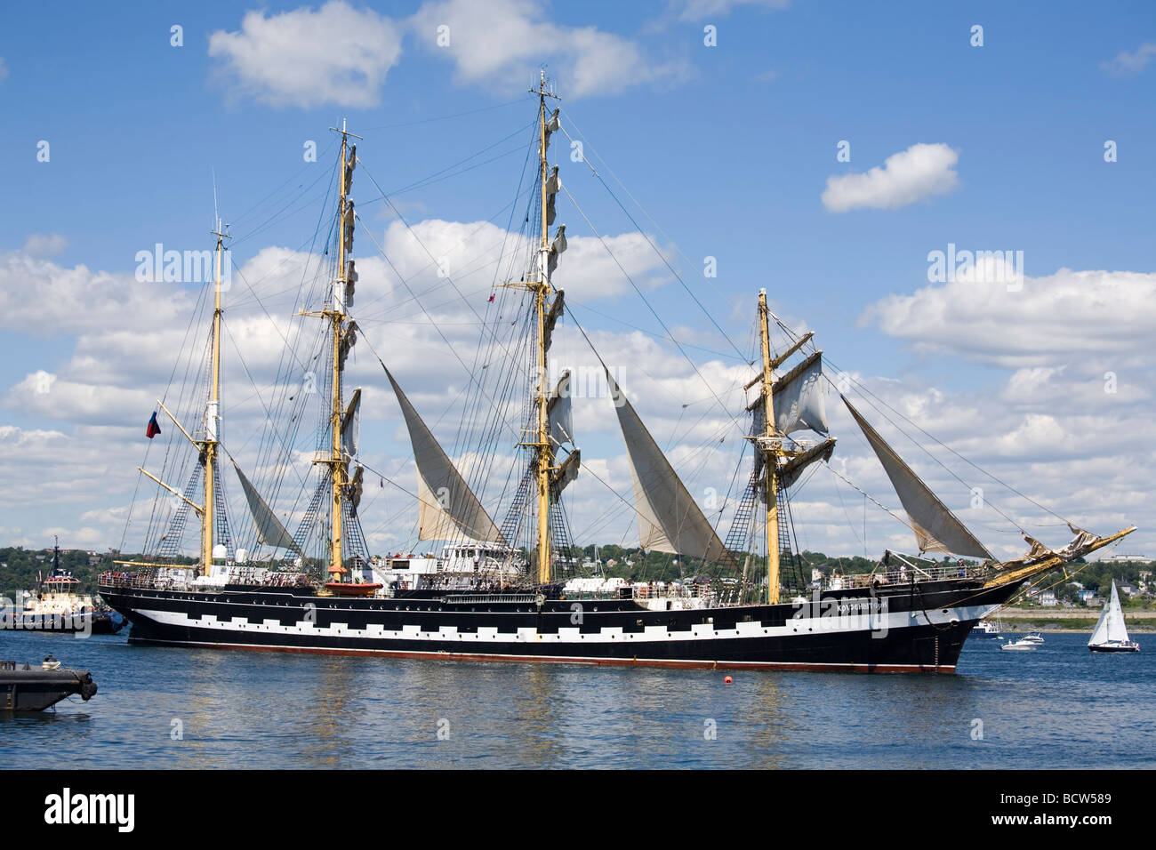 Le Kruzenshtern, voiles vers le bas le port de Halifax au cours de l'sailpast de la Nova Scotia Tall Ships Festival 2009. Banque D'Images Le Kruzenshtern, voiles vers le bas le port de Halifax au cours de l'sailpast de la Nova Scotia Tall Ships Festival 2009. Banque D'Images