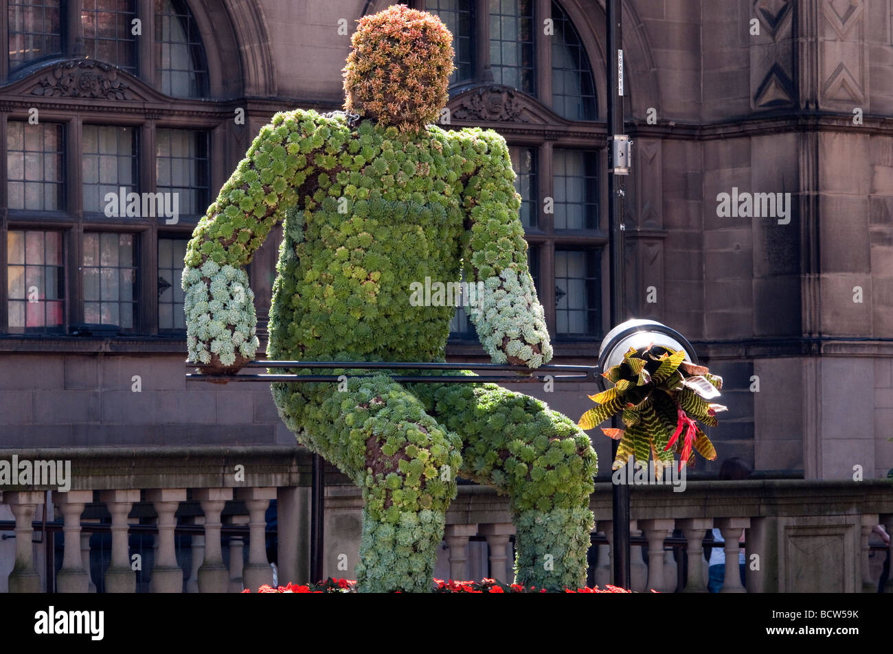 L'homme d'acier 'Stan ' un salon floral de plus en plus figure d'hommes placés en dehors de Sheffield 'Hôtel de Ville' 'Grande-bretagne' Banque D'Images