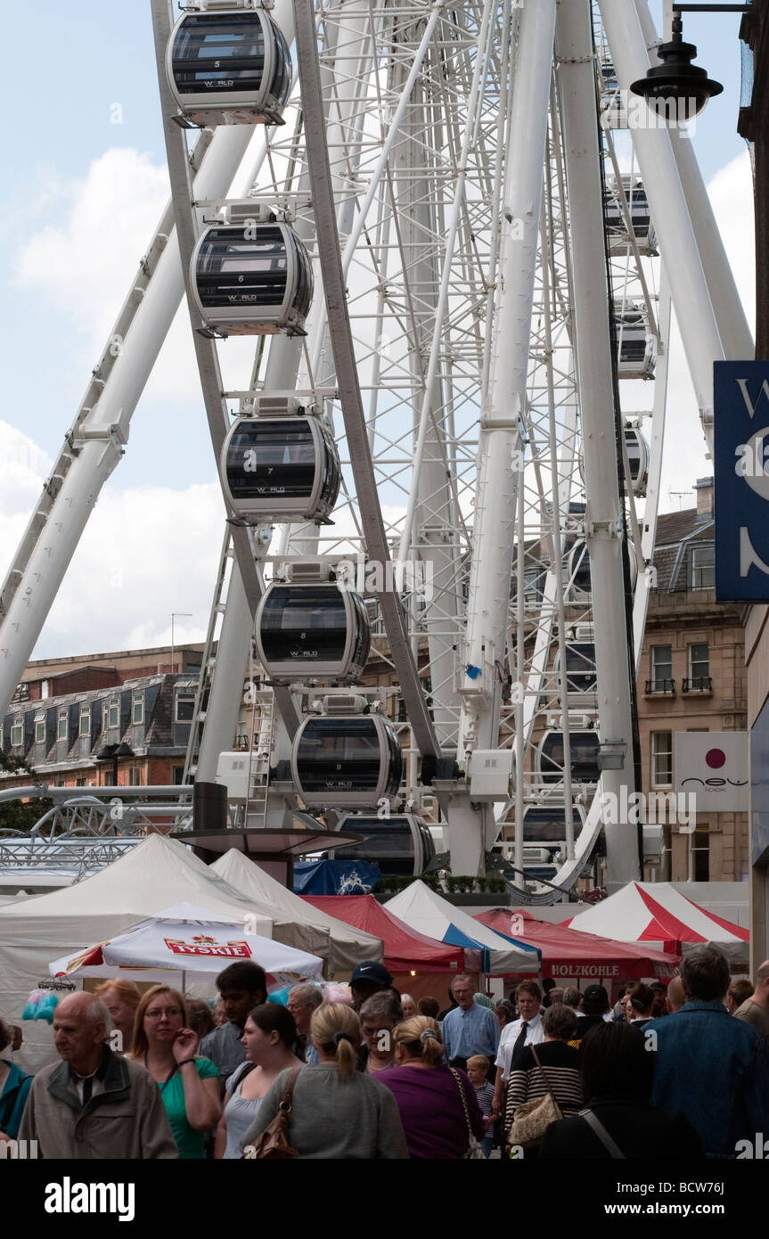 Shoppers sous le 'big wheel' dans Sheffield, South Yorkshire, Angleterre,''Grande-bretagne' 'Royaume-Uni' Banque D'Images