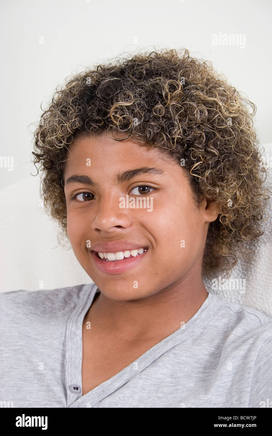 Portrait teenage boy noir avec coiffure afro Banque D'Images