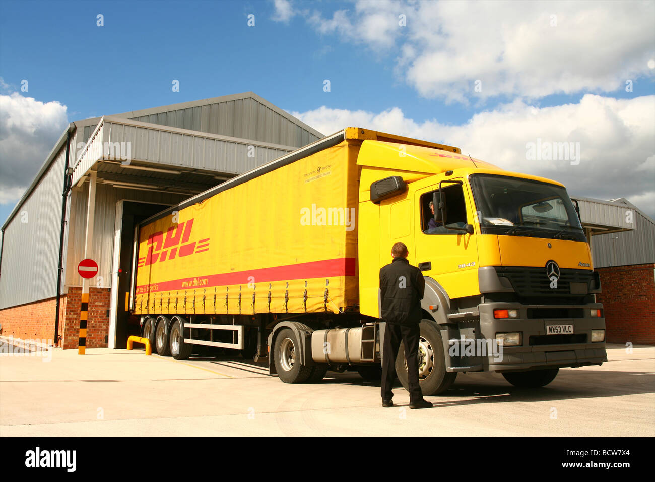 Camion DHL dans un emplacement industriel, UK Banque D'Images