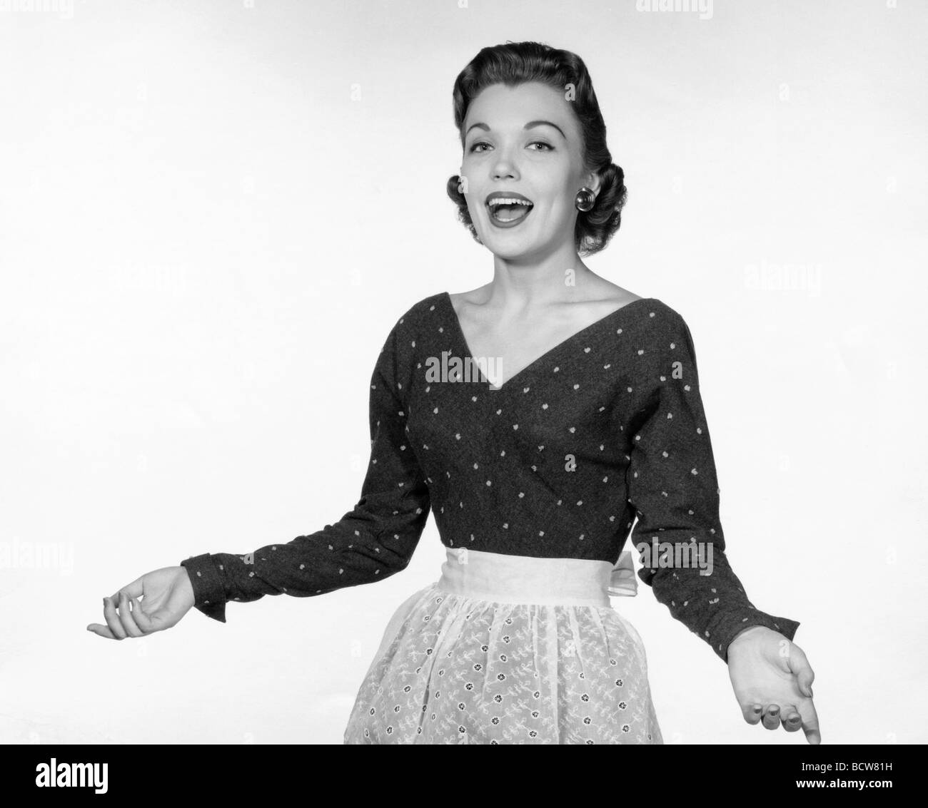 Studio portrait of woman singing Banque D'Images