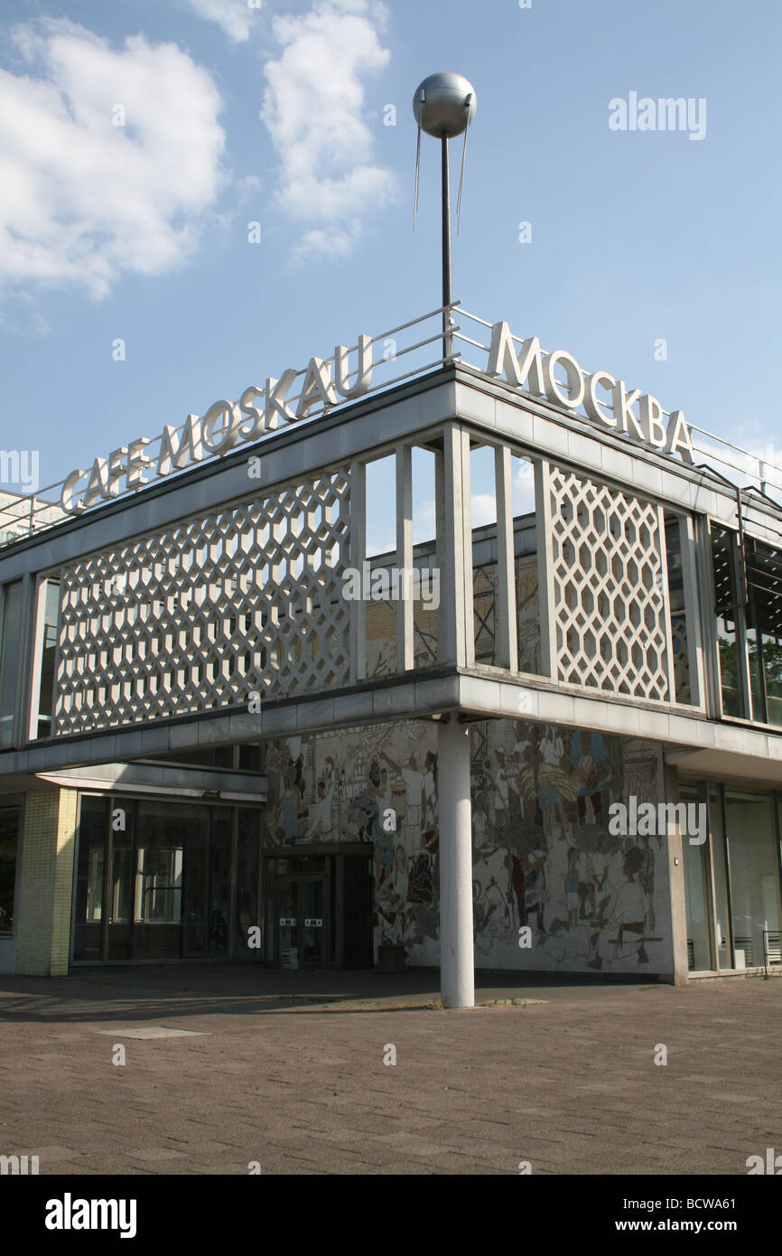 Extérieur de Cafe Moskau sur Karl Marx Allee à Berlin est l'Allemagne Juin 2008 Banque D'Images