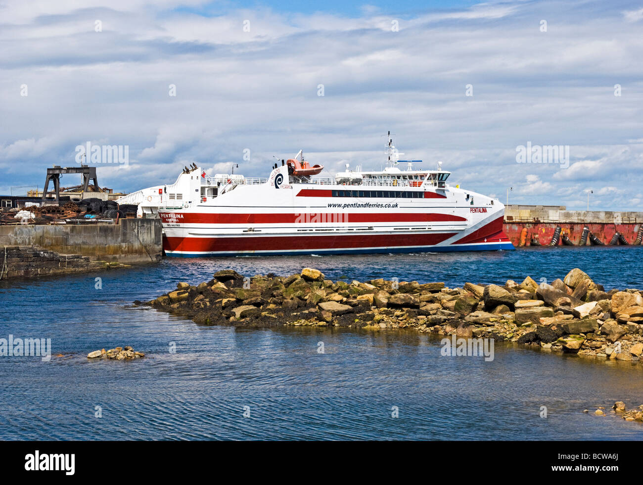 Pentland Ferries Pentalina à ses navires rouliers à quai dans la baie du nord de l'Écosse de Gill Banque D'Images