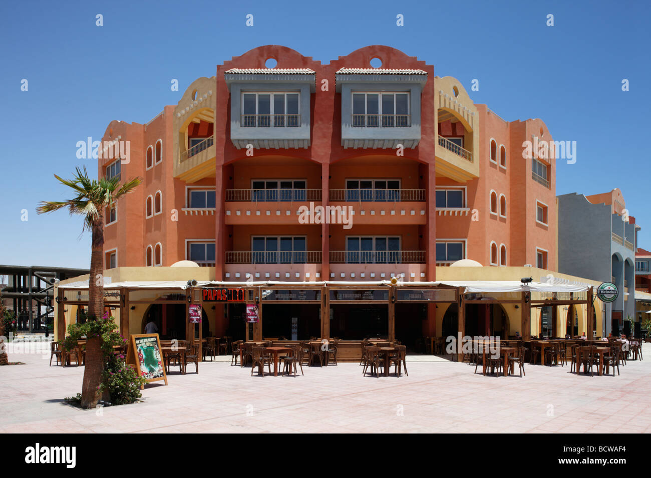 Restaurant en plein air, bar, maisons, Hurghada, Egypte, Mer Rouge, Afrique Banque D'Images